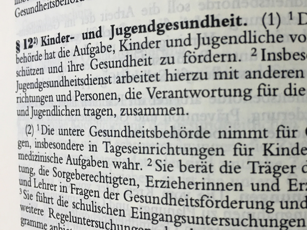 Seite aus einem Gesetzbuch, Paragraf 12 Kinder- und Jugendgesundheit