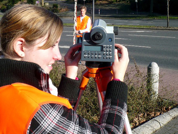 Azubis bei der Arbeit im Außendienst