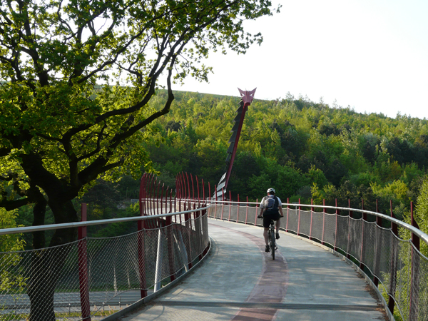 Radfahrer auf Drachenbrücke